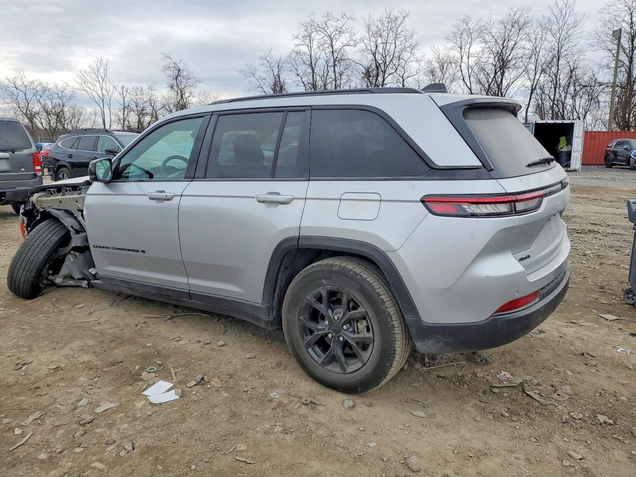 2024 JEEP GRAND CHEROKEE LAREDO photo 2
