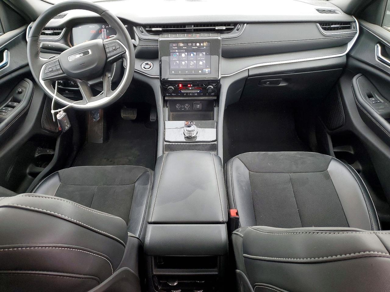 2024 JEEP GRAND CHEROKEE LAREDO photo 8
