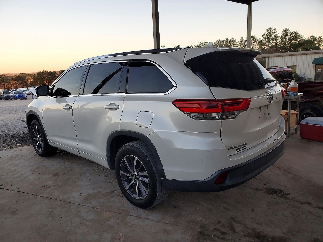 2018 TOYOTA HIGHLANDER SE photo 2