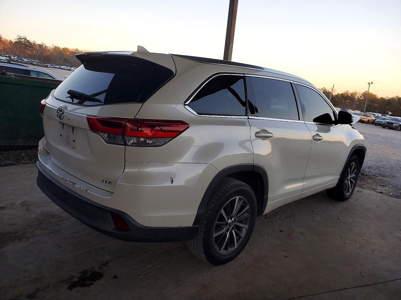 2018 TOYOTA HIGHLANDER SE photo 3