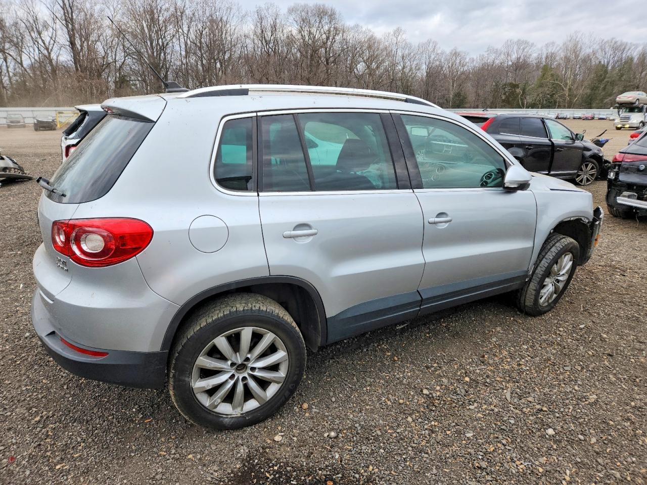 2011 VOLKSWAGEN TIGUAN S photo 3