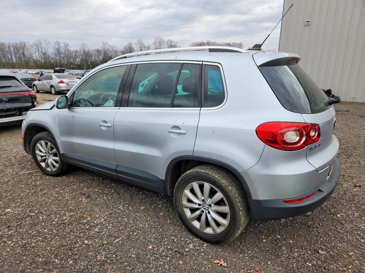 2011 VOLKSWAGEN TIGUAN S photo 2