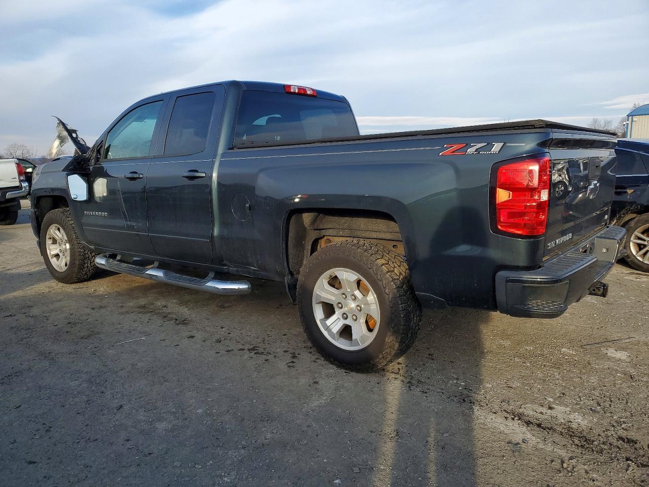 2018 CHEVROLET SILVERADO K1500 LT photo 2