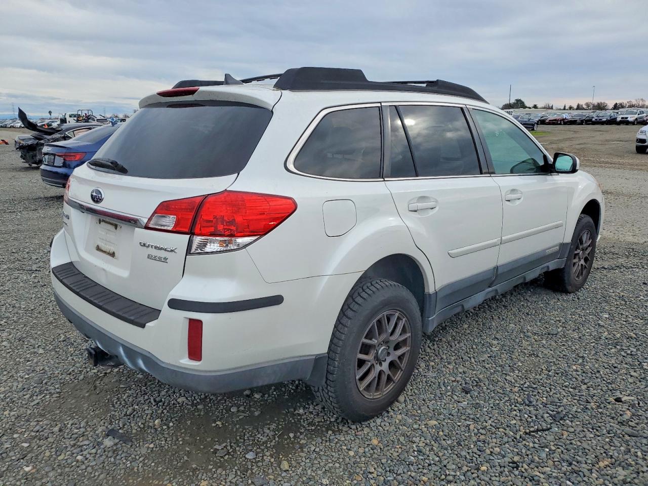 2011 SUBARU OUTBACK photo 3