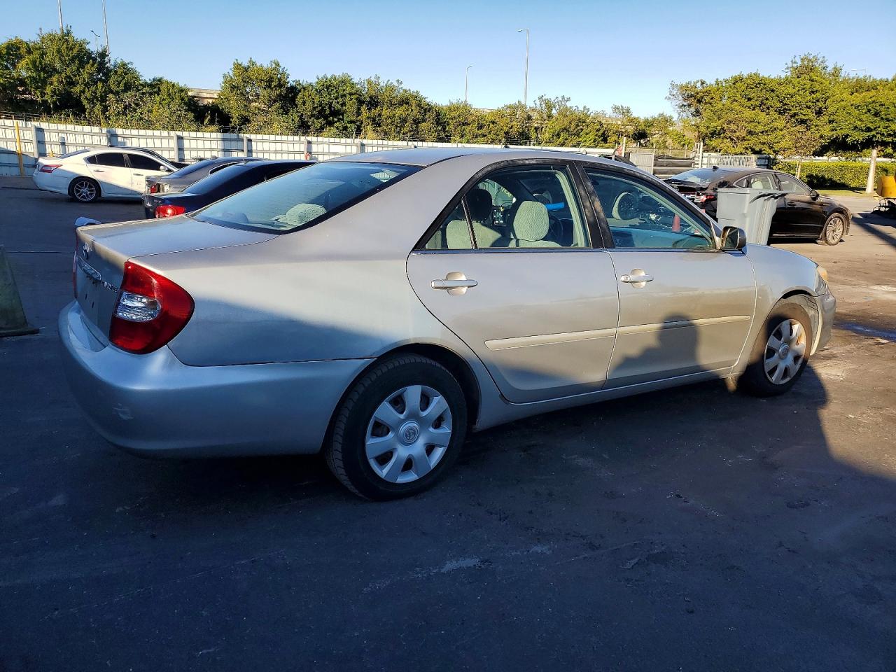 2004 TOYOTA CAMRY LE photo 3