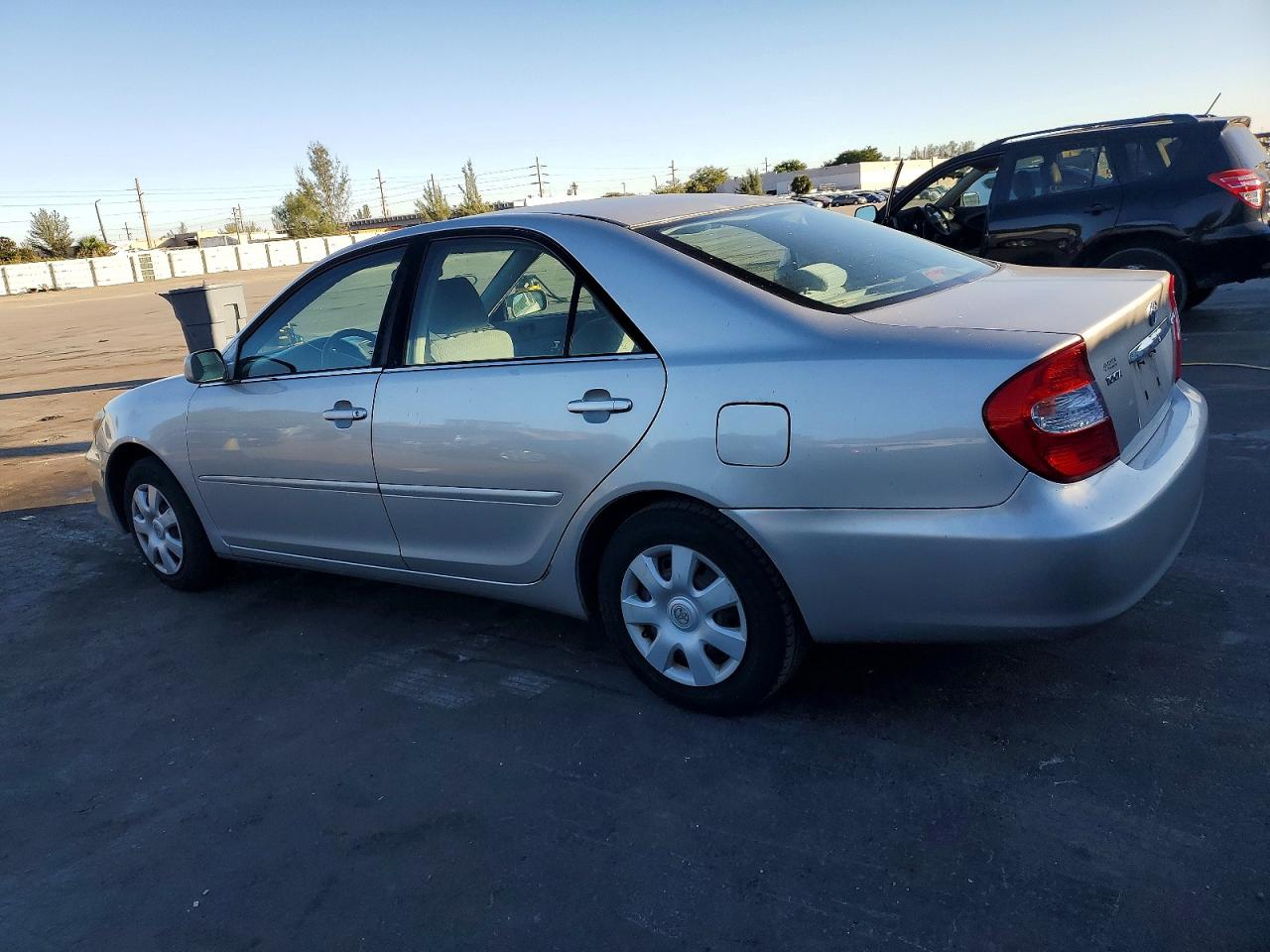 2004 TOYOTA CAMRY LE photo 2