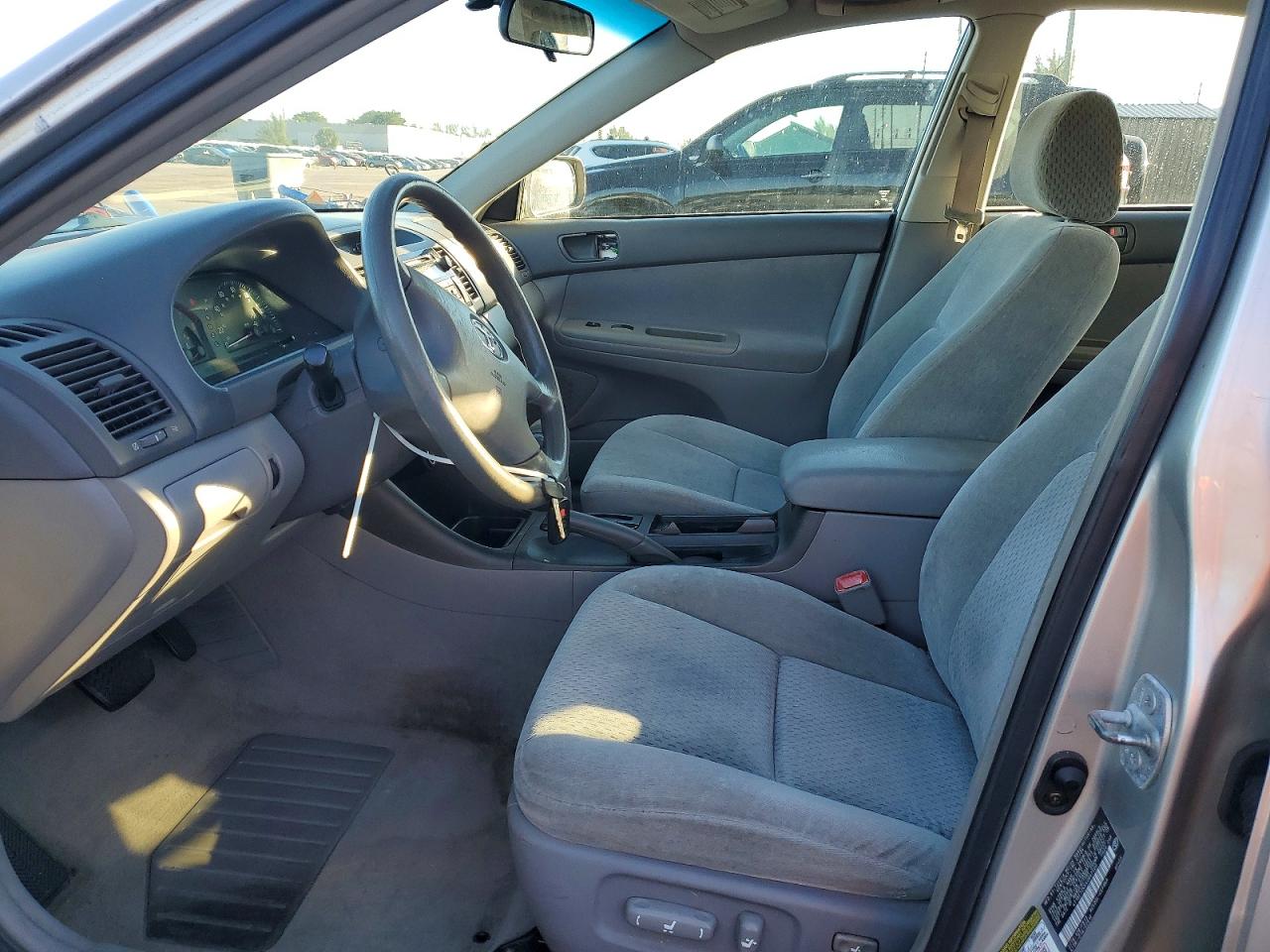 2004 TOYOTA CAMRY LE photo 7