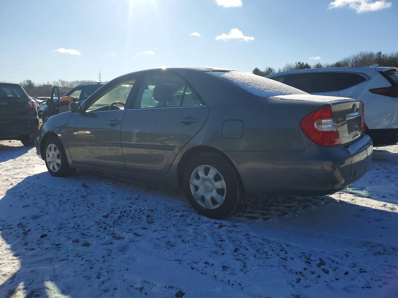 2002 TOYOTA CAMRY LE photo 2