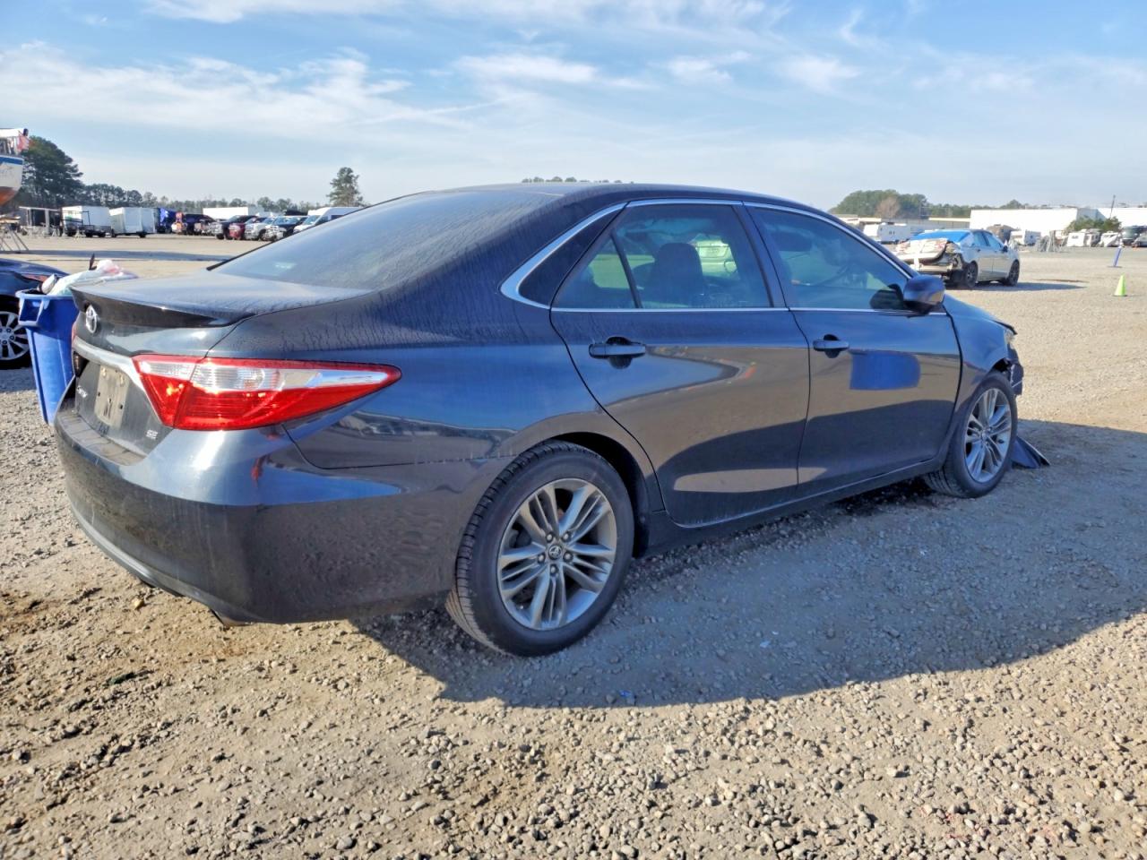 2017 TOYOTA CAMRY LE photo 3