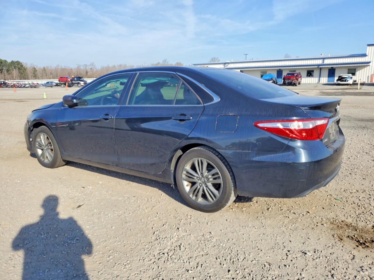 2017 TOYOTA CAMRY LE photo 2
