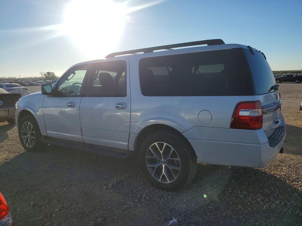 2017 FORD EXPEDITION EL XLT photo 2