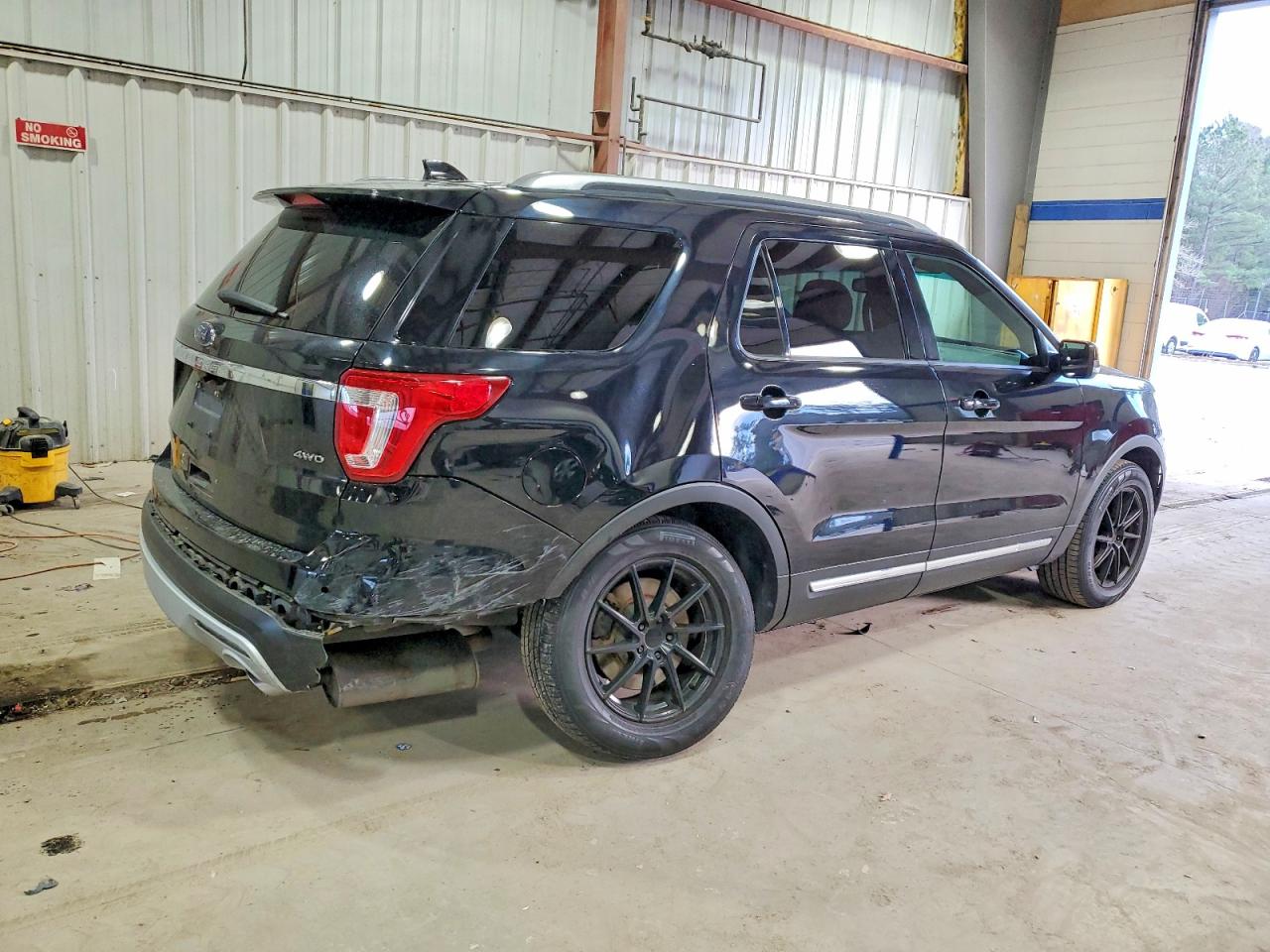 2017 FORD EXPLORER XLT photo 3