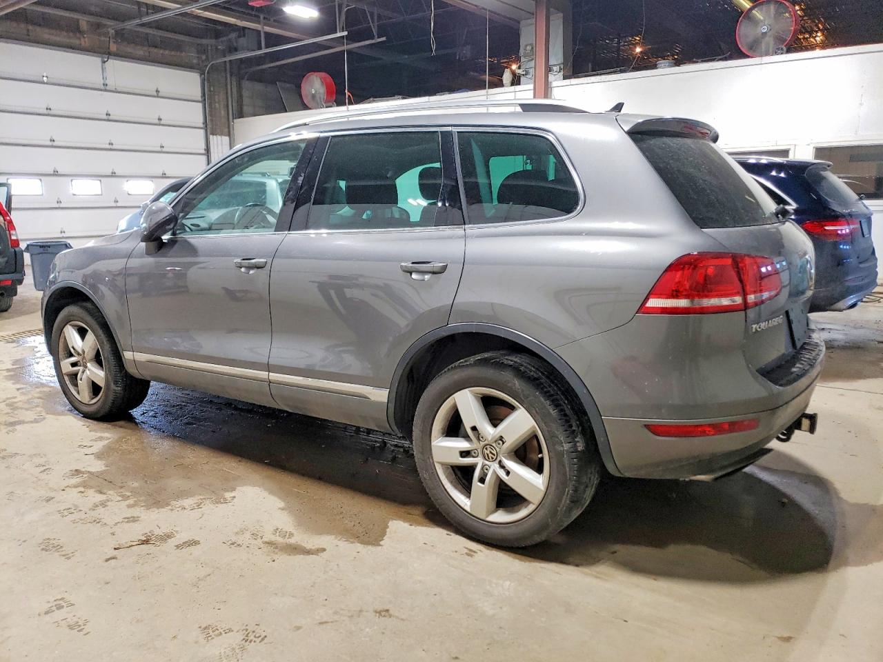 2011 VOLKSWAGEN TOUAREG V6 photo 2