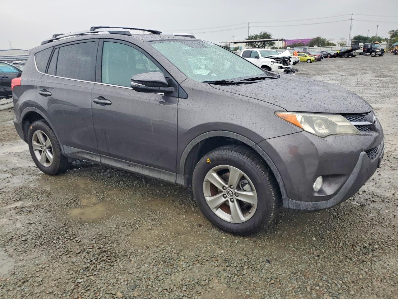 2015 TOYOTA RAV4 XLE photo 4