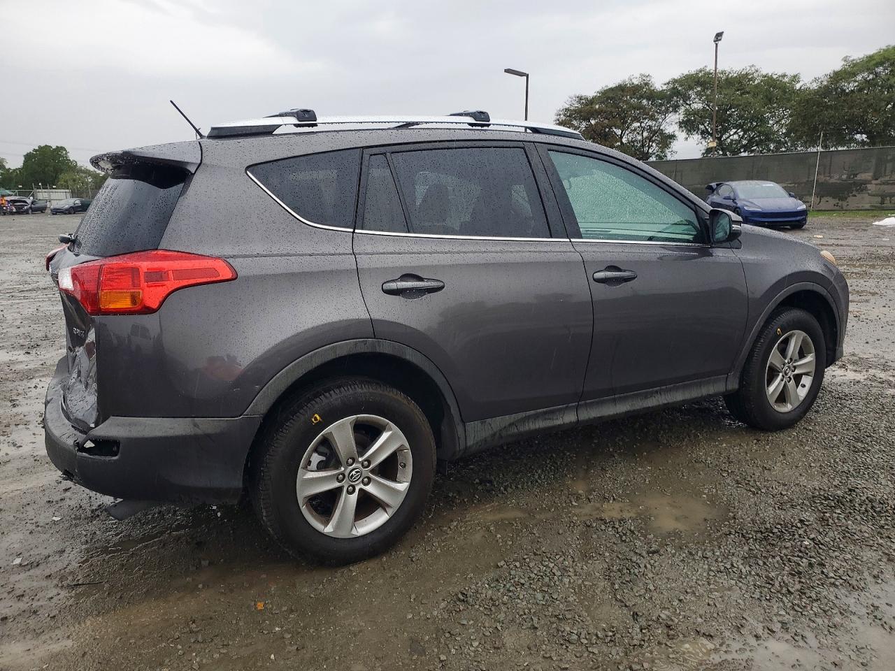 2015 TOYOTA RAV4 XLE photo 3