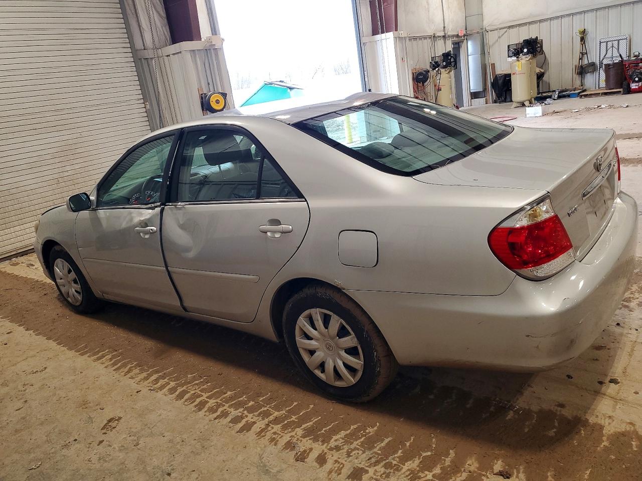2006 TOYOTA CAMRY LE photo 2