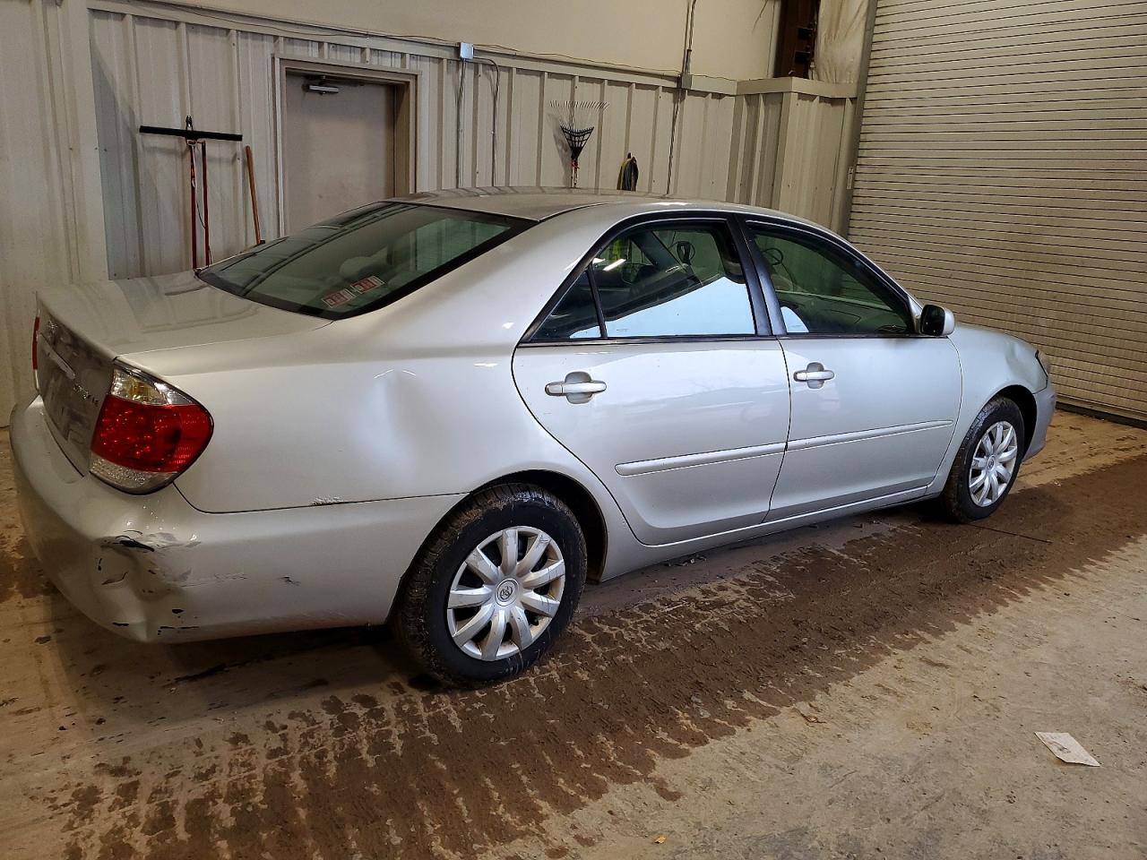 2006 TOYOTA CAMRY LE photo 3