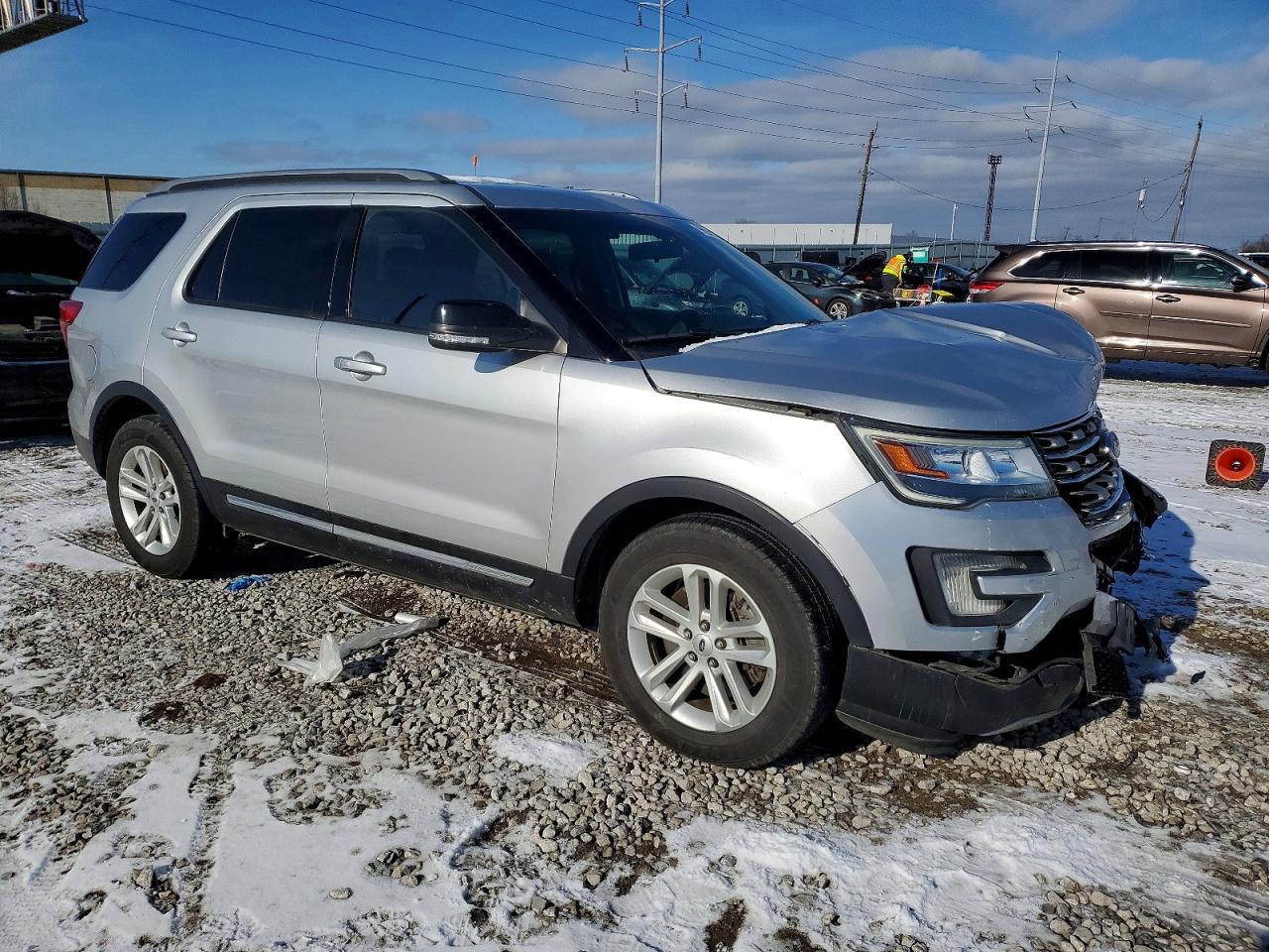 2017 FORD EXPLORER XLT photo 4
