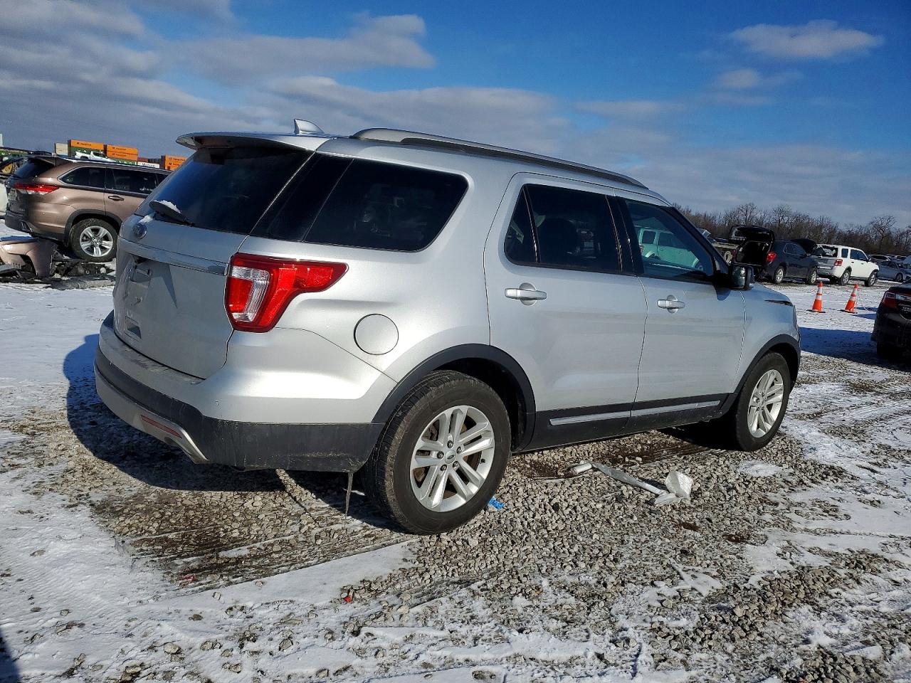 2017 FORD EXPLORER XLT photo 3