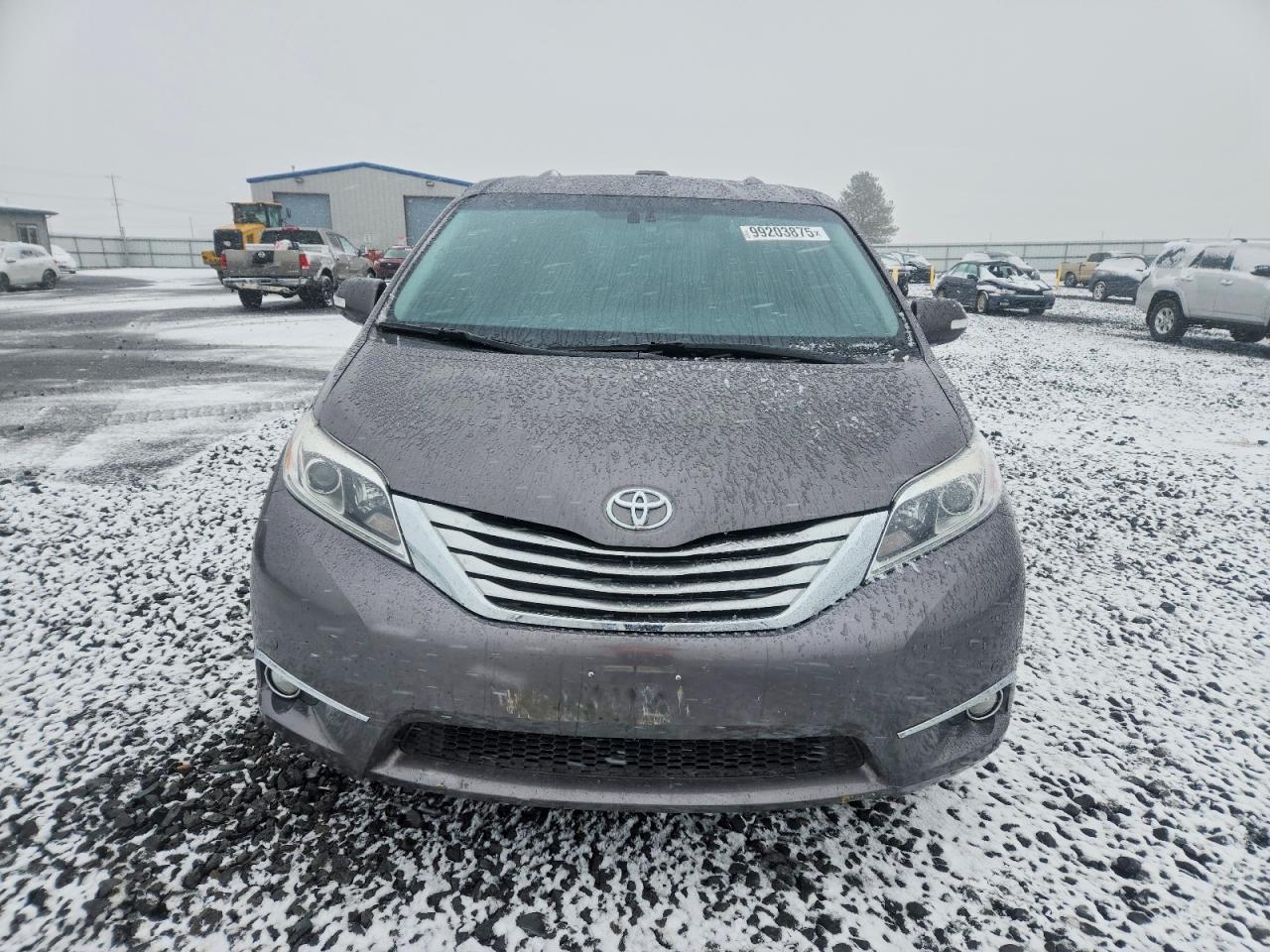 2017 TOYOTA SIENNA XLE photo 5