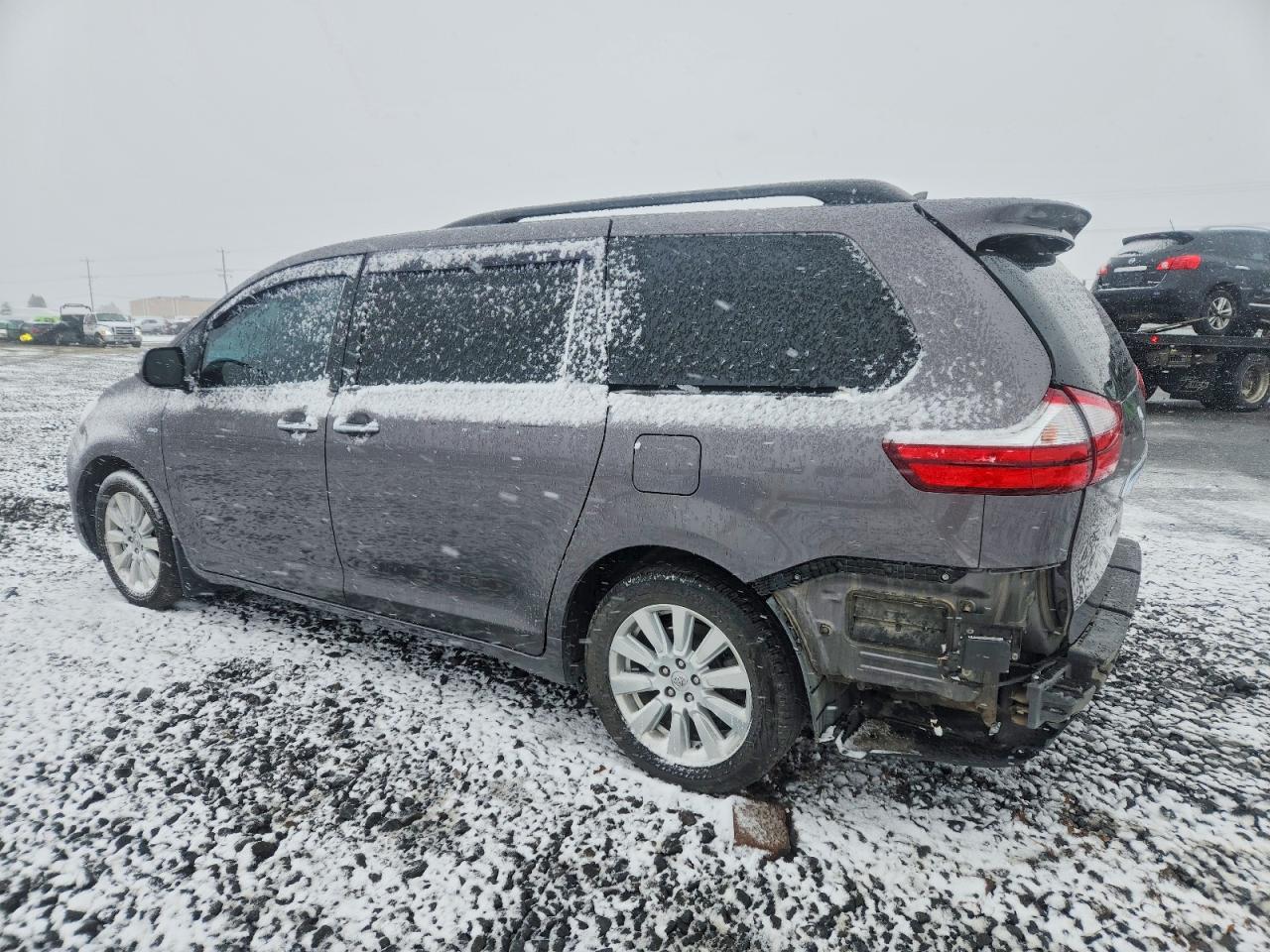 2017 TOYOTA SIENNA XLE photo 2