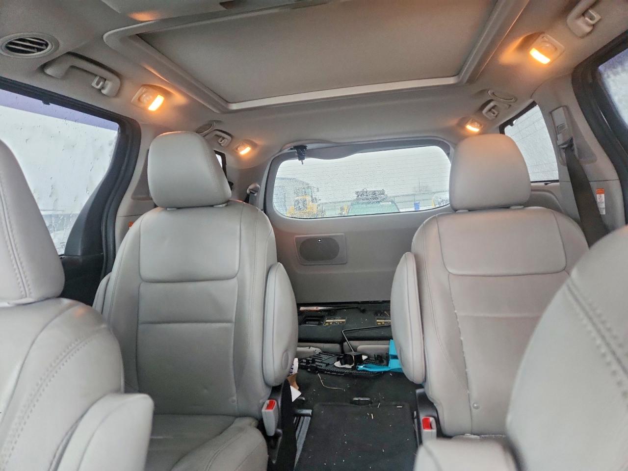 2017 TOYOTA SIENNA XLE photo 10