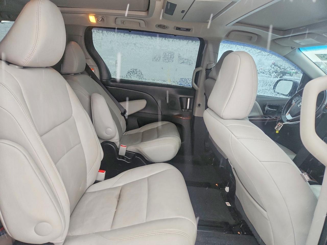 2017 TOYOTA SIENNA XLE photo 11