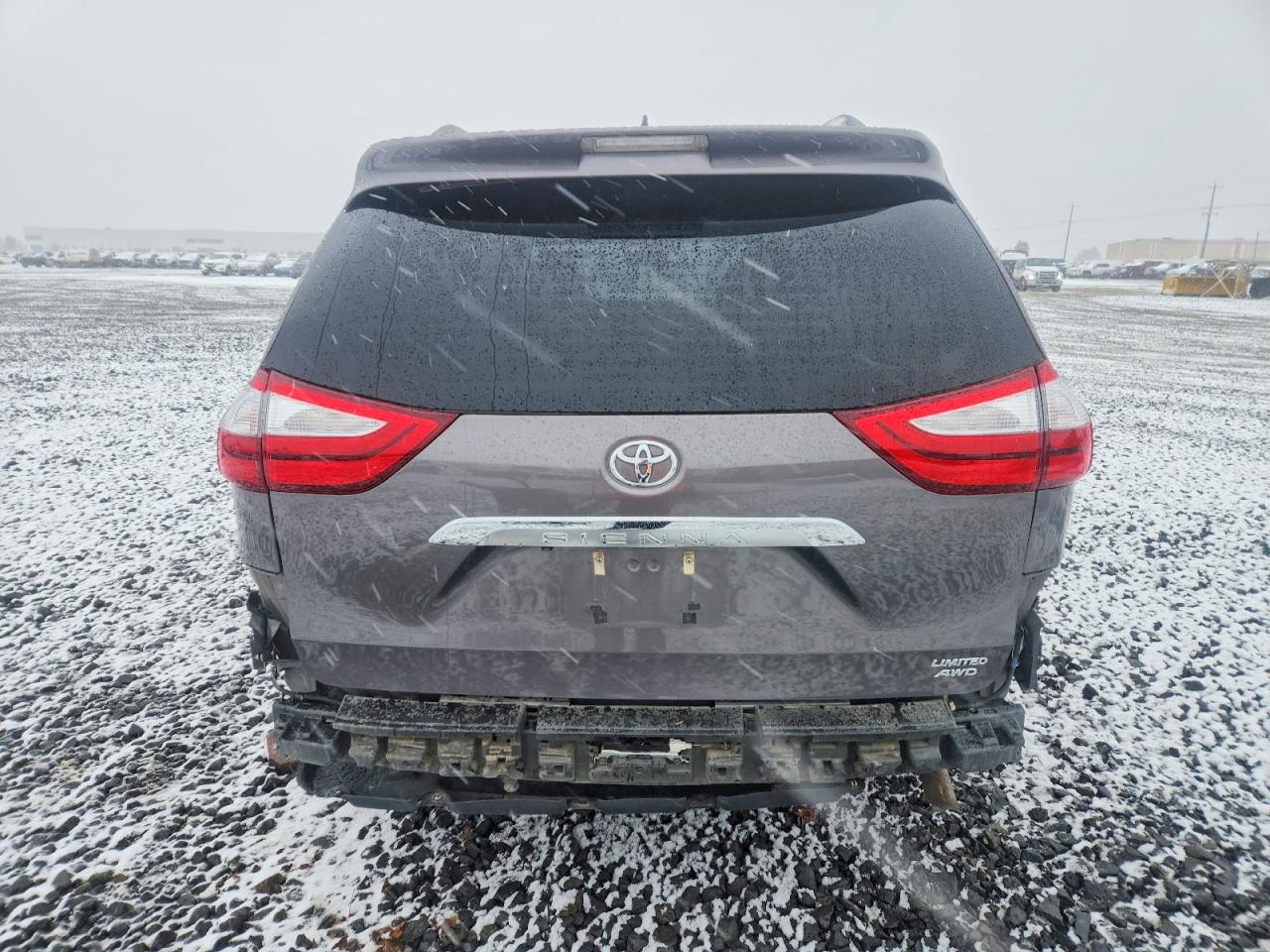 2017 TOYOTA SIENNA XLE photo 6