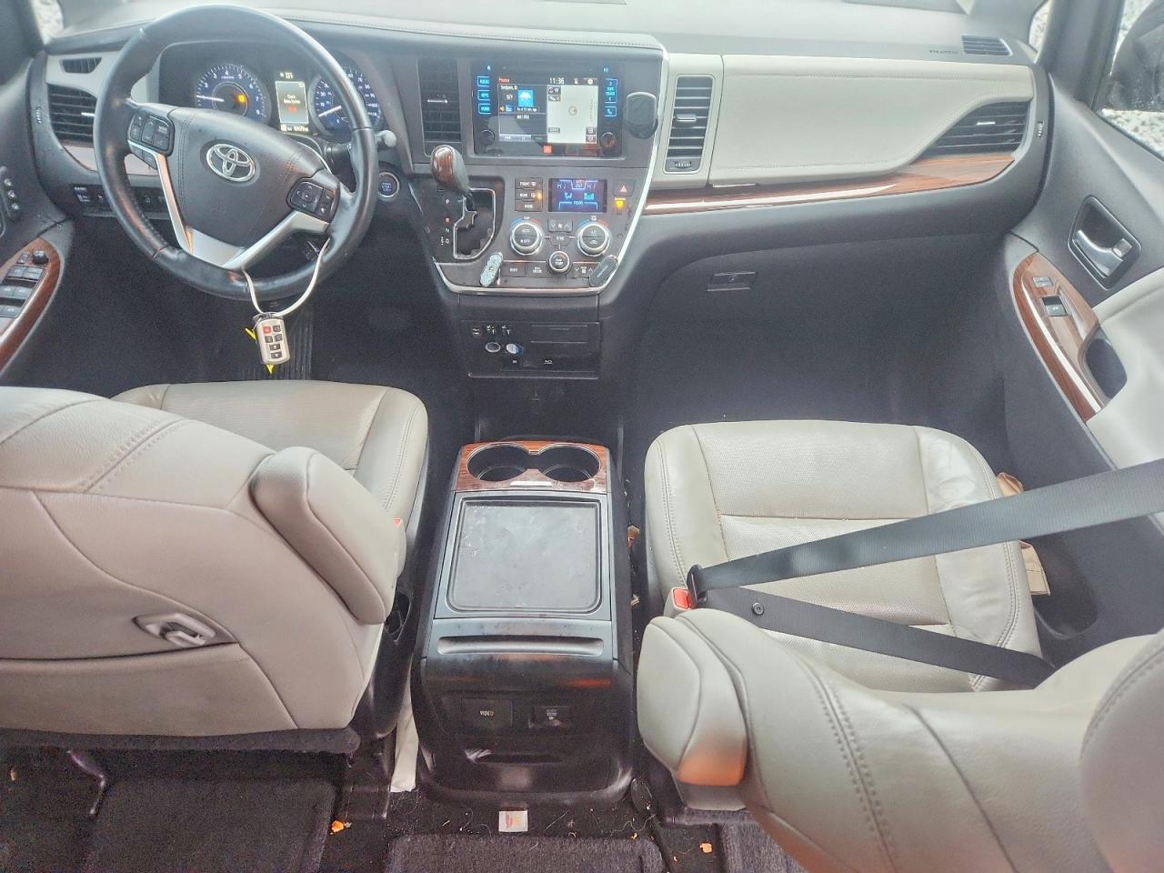 2017 TOYOTA SIENNA XLE photo 8