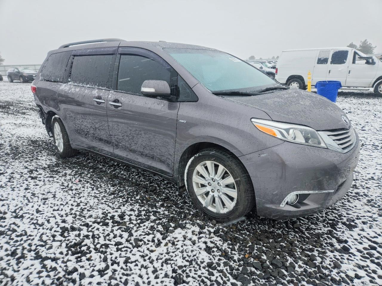 2017 TOYOTA SIENNA XLE photo 4