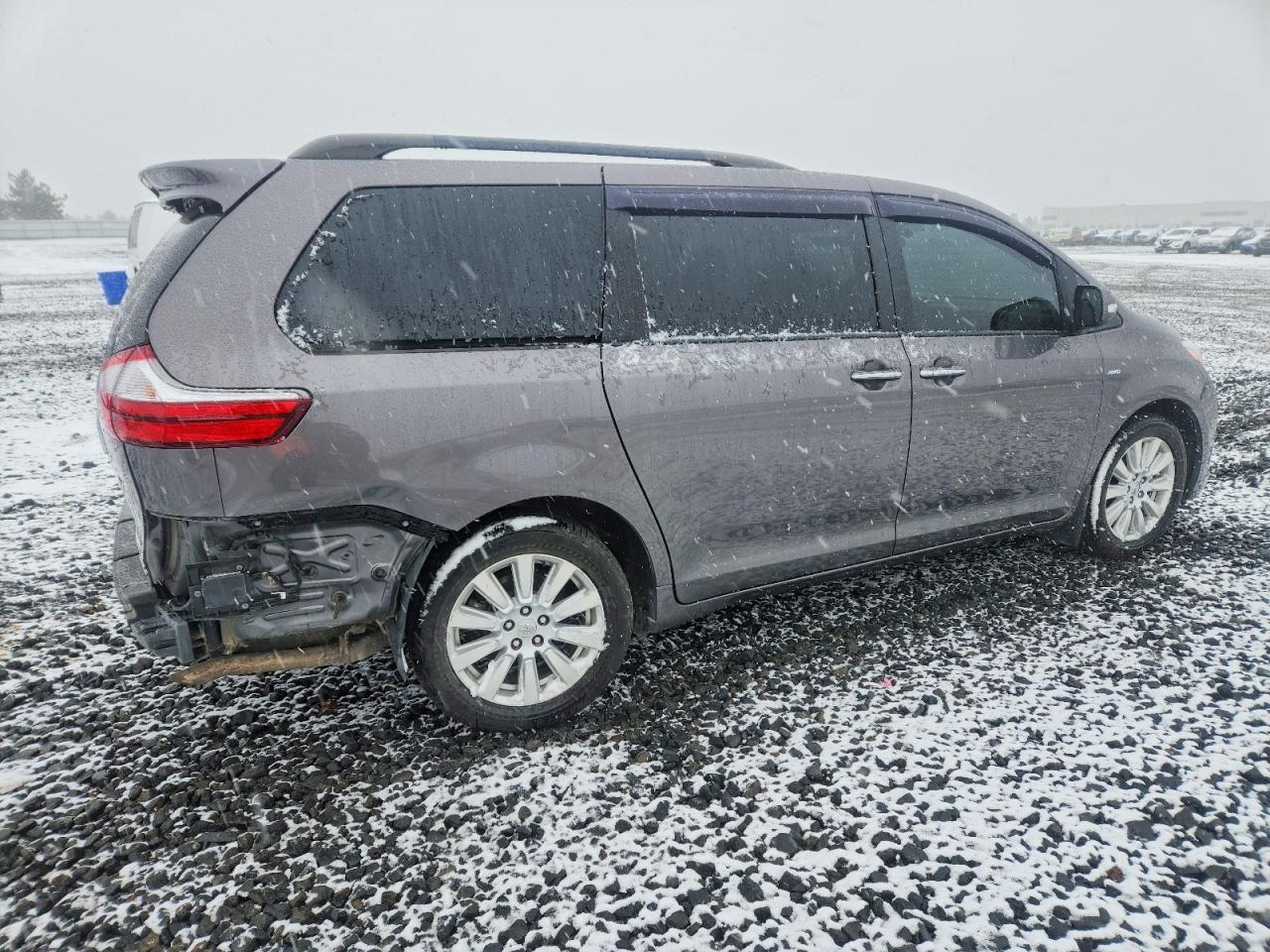 2017 TOYOTA SIENNA XLE photo 3