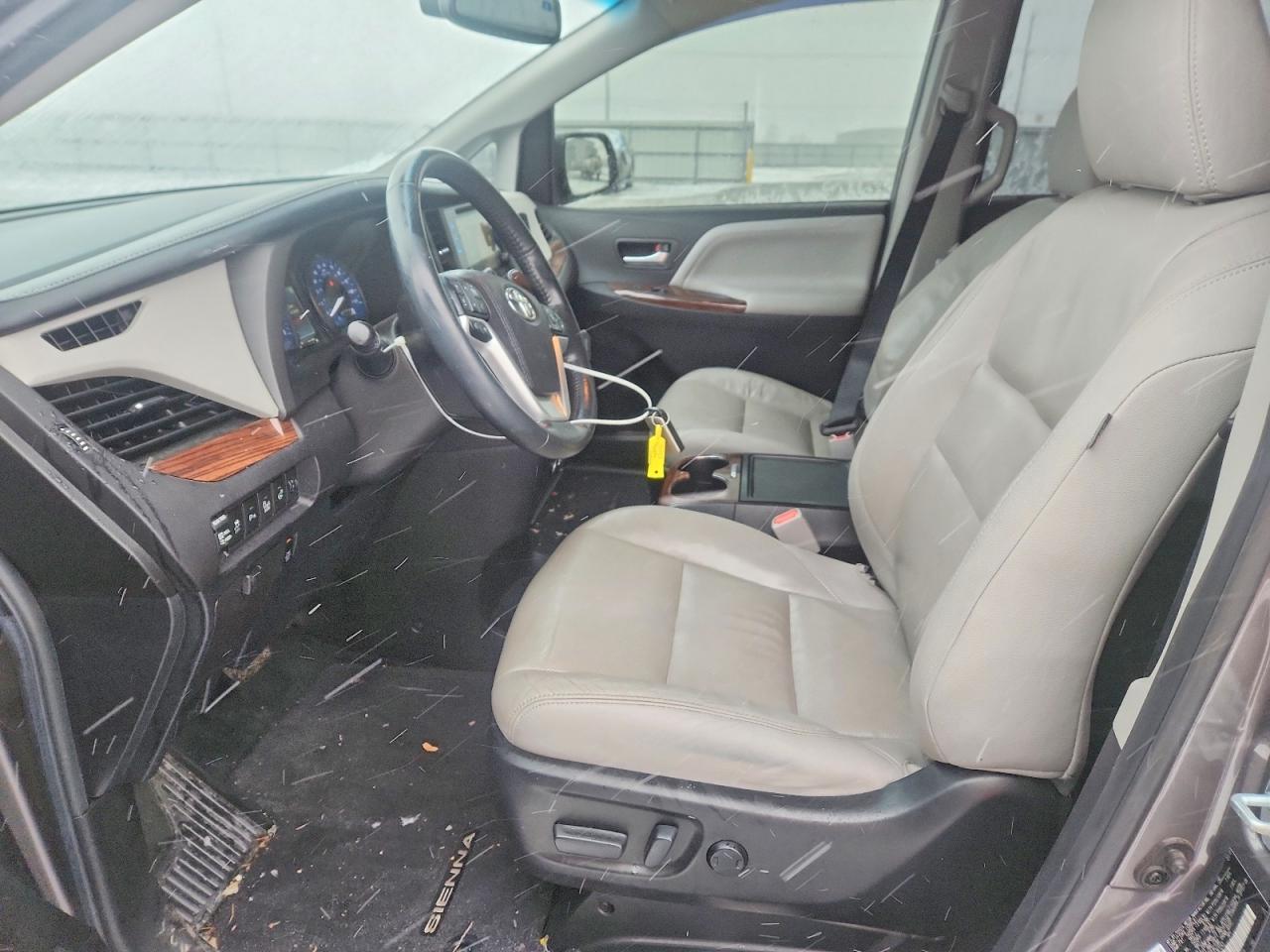 2017 TOYOTA SIENNA XLE photo 7