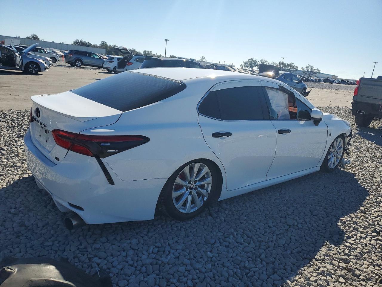 2018 TOYOTA CAMRY L photo 3