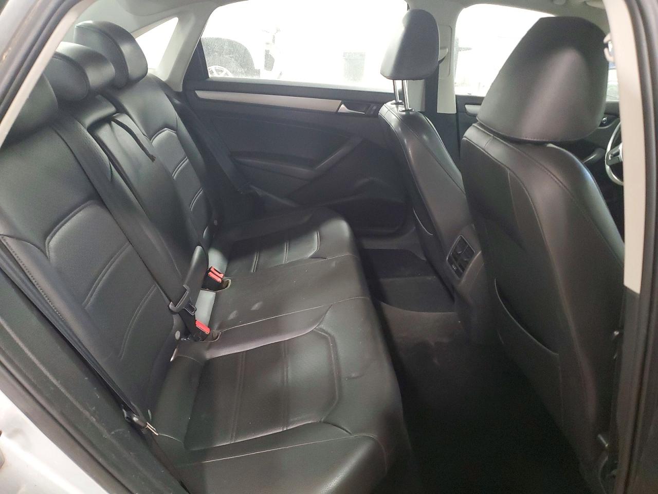 2014 VOLKSWAGEN PASSAT SE photo 10