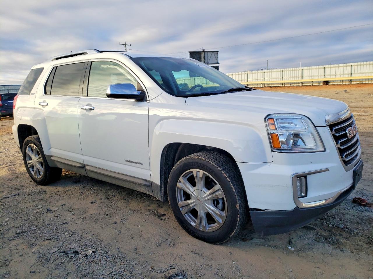 2017 GMC TERRAIN SLT photo 4