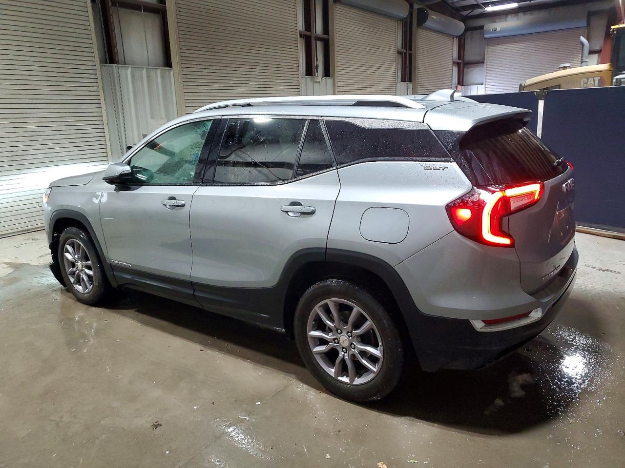 2024 GMC TERRAIN SLT photo 2