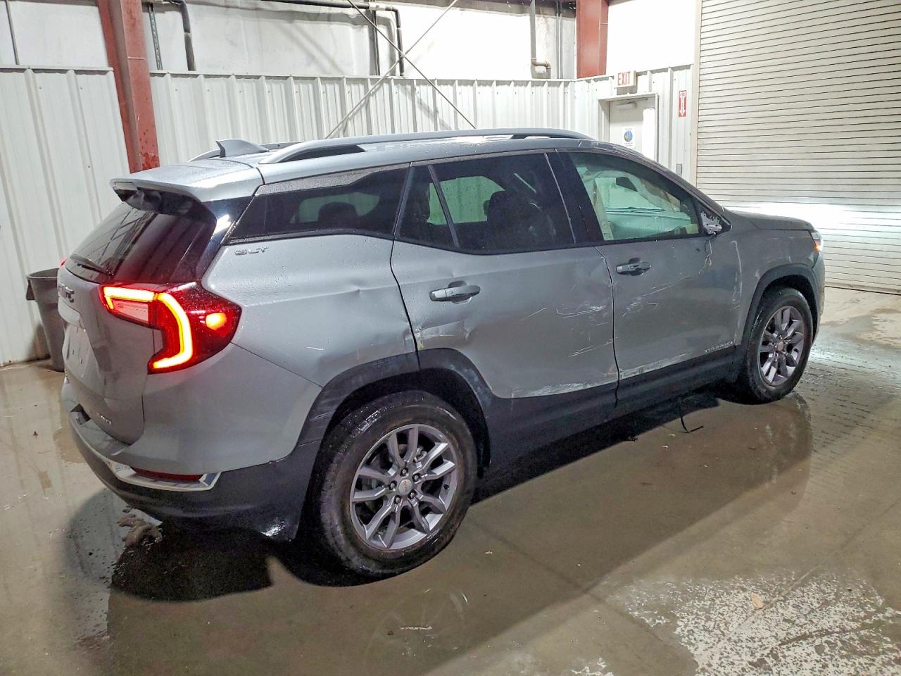 2024 GMC TERRAIN SLT photo 3