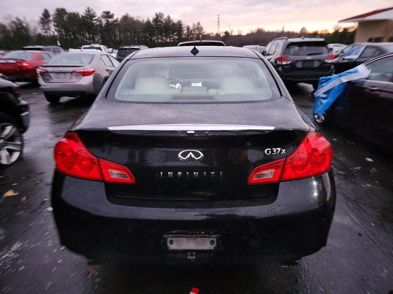 2010 INFINITI G37 photo 6