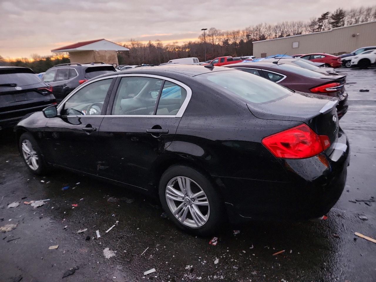 2010 INFINITI G37 photo 2