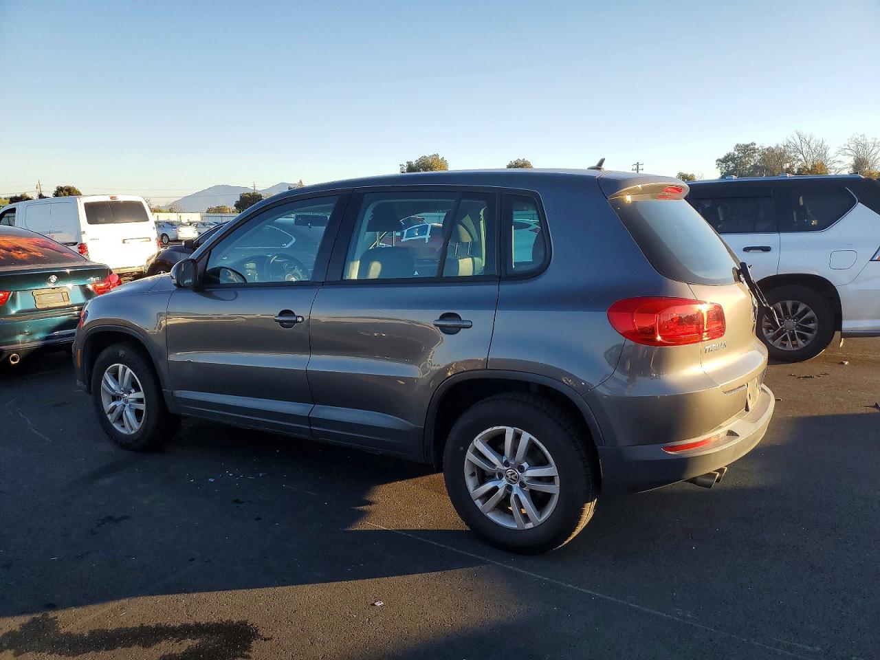 2012 VOLKSWAGEN TIGUAN S photo 2