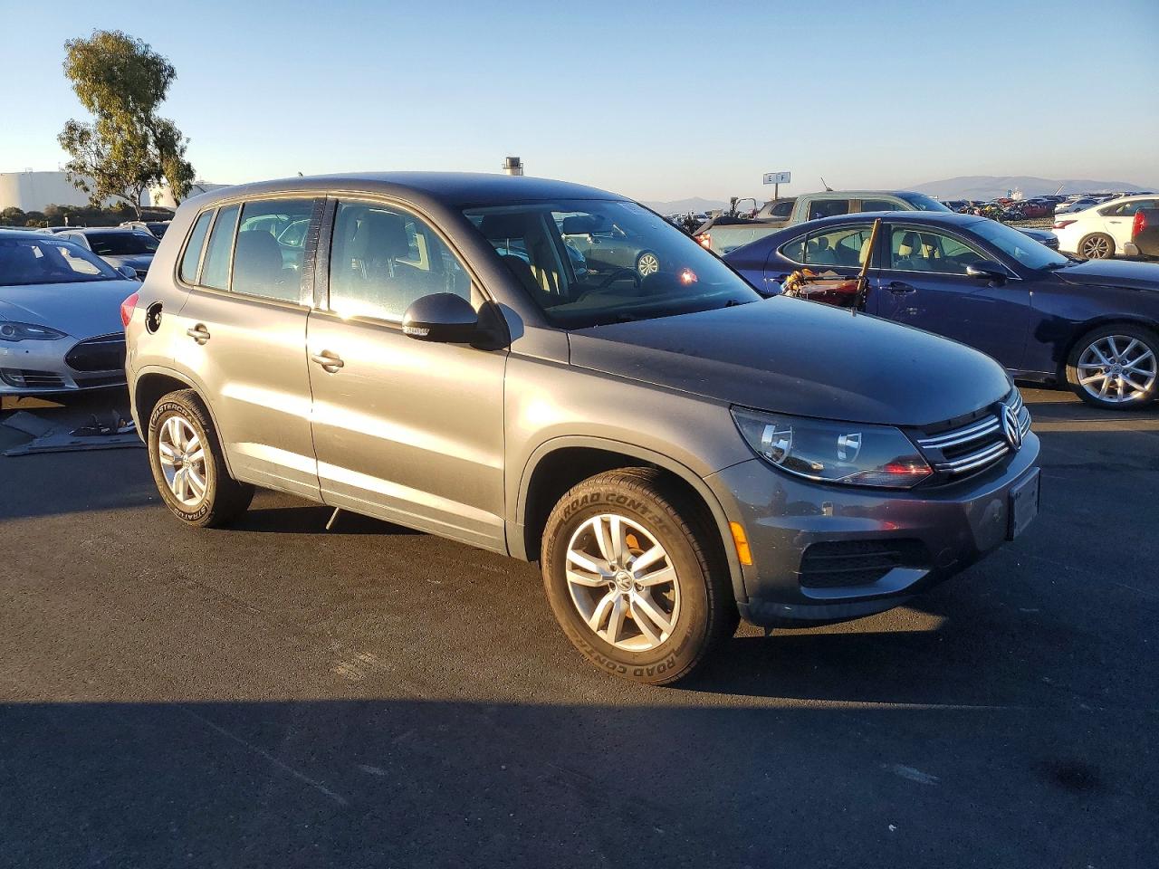 2012 VOLKSWAGEN TIGUAN S photo 4