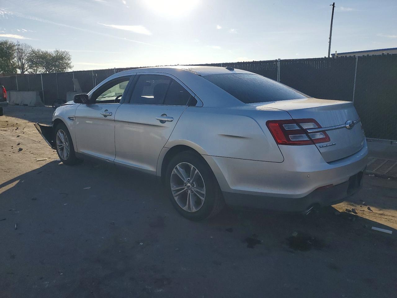 2015 FORD TAURUS SEL photo 2