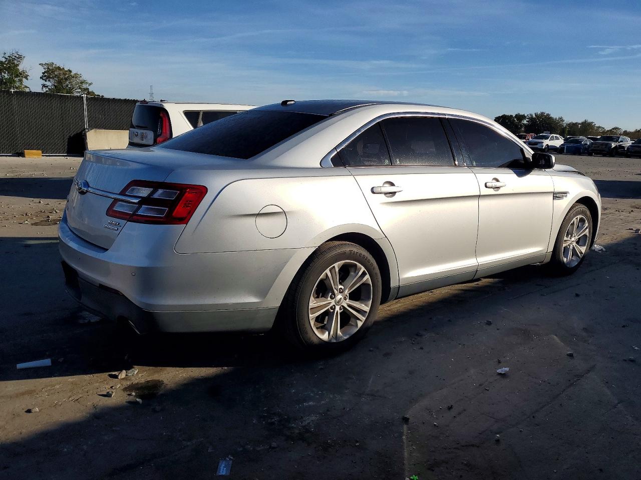 2015 FORD TAURUS SEL photo 3