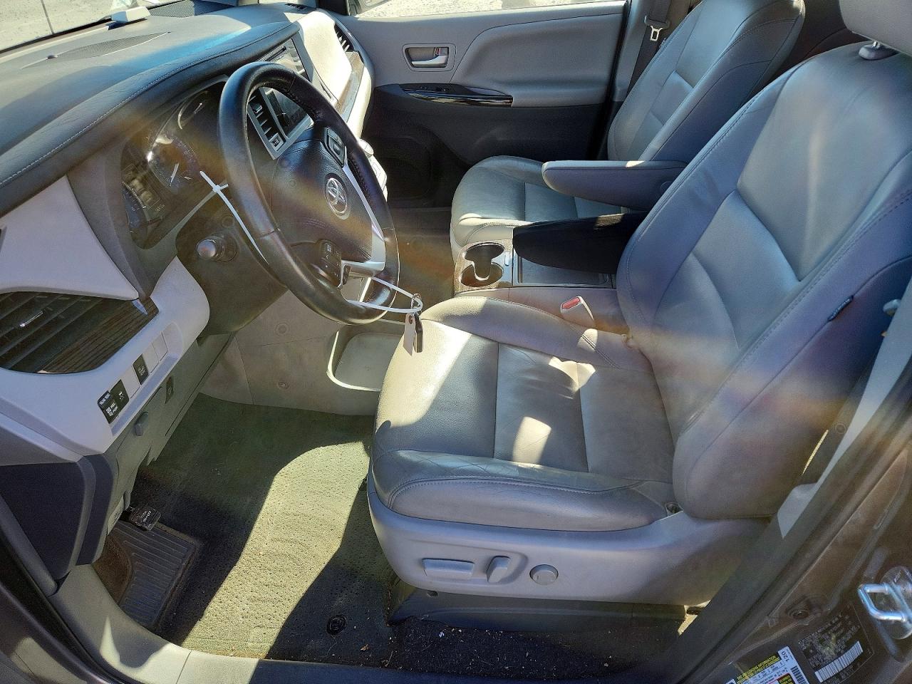 2015 TOYOTA SIENNA XLE photo 13