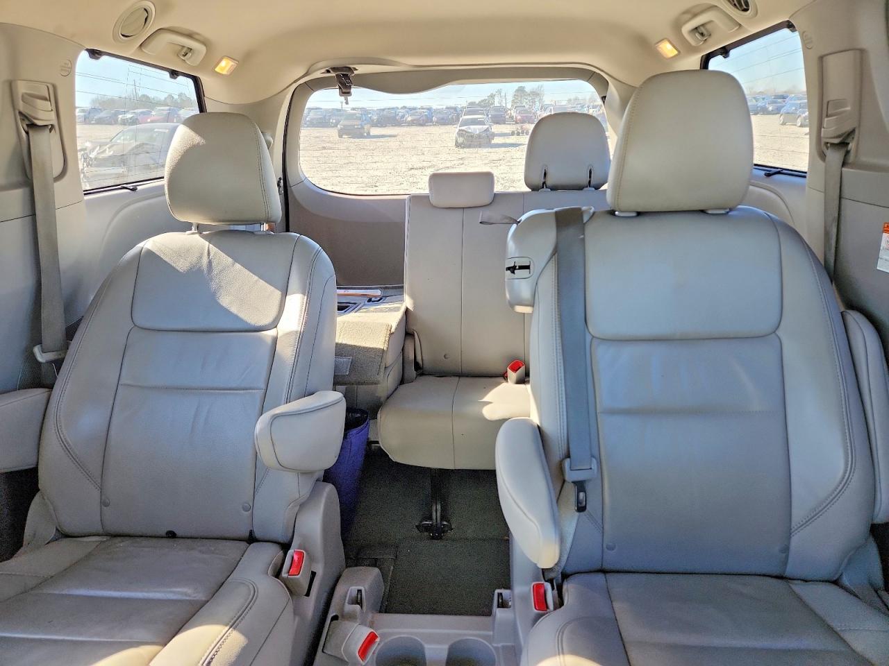 2015 TOYOTA SIENNA XLE photo 19