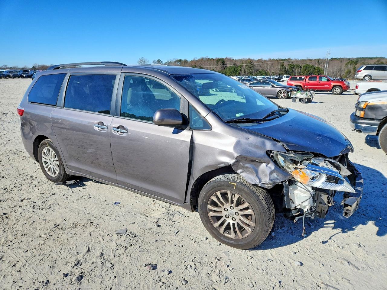 2015 TOYOTA SIENNA XLE photo 7