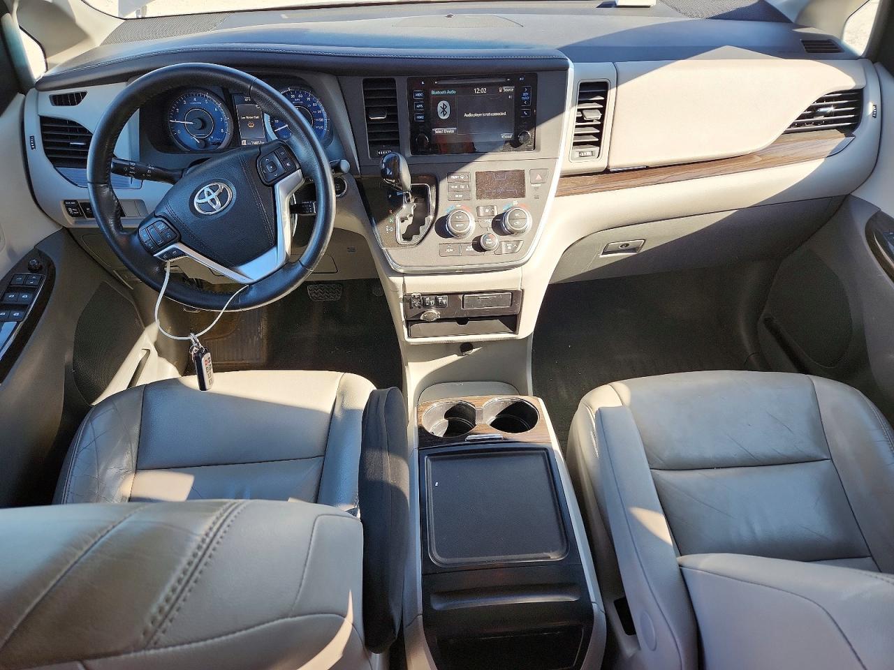 2015 TOYOTA SIENNA XLE photo 15