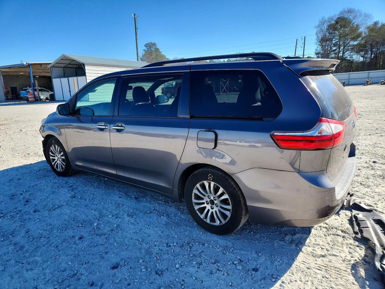 2015 TOYOTA SIENNA XLE photo 3