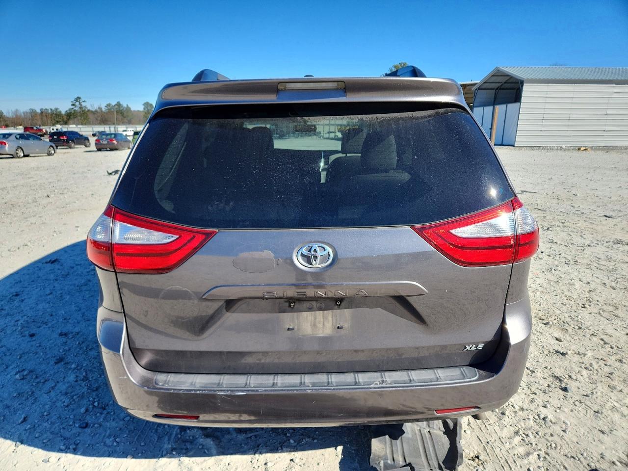2015 TOYOTA SIENNA XLE photo 11