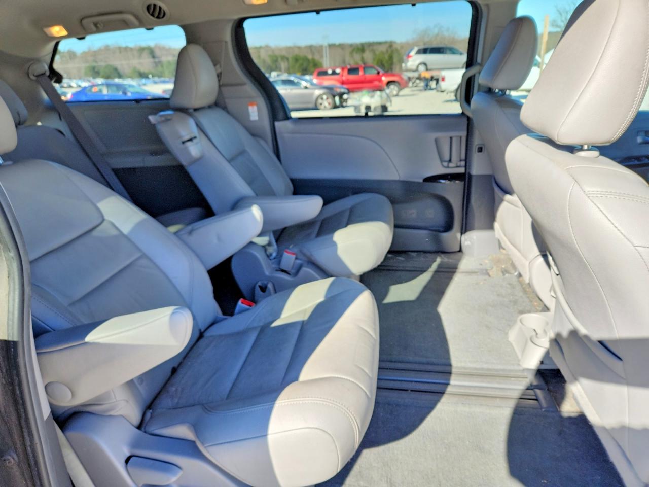 2015 TOYOTA SIENNA XLE photo 21